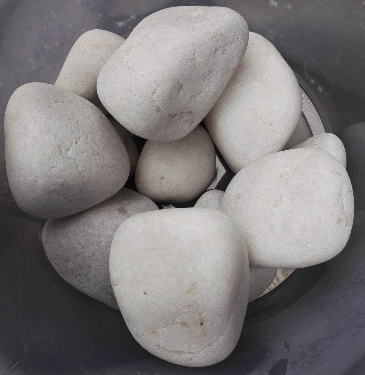 На фото: Камень для бани Кварц белый шлифованный