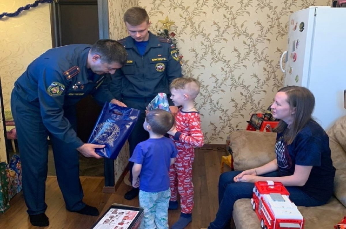    Спасатели Магнитогорска поздравили с наступающим Новым годом Ваню Фокина