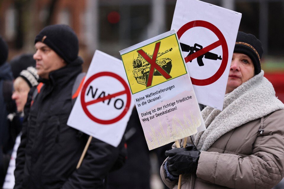     Участники пикета против предоставления военной помощи Украине в Кёльне, Германия.  REUTERS