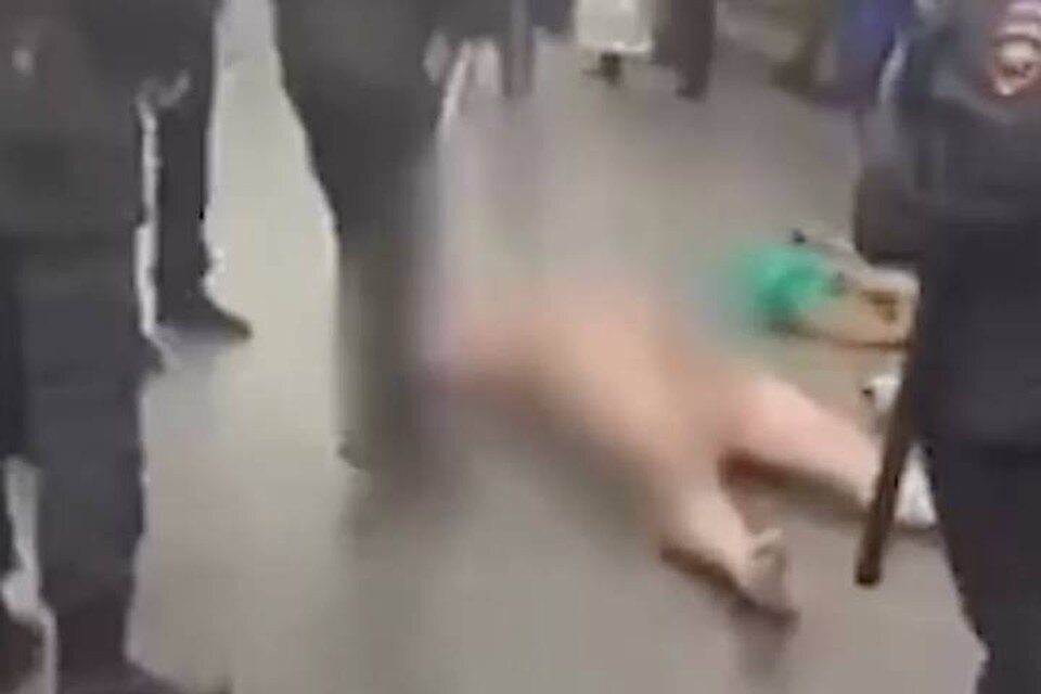     Голого мужчину задержали на станции метро «Невский проспект» в Петербурге  принтскрин видео.
