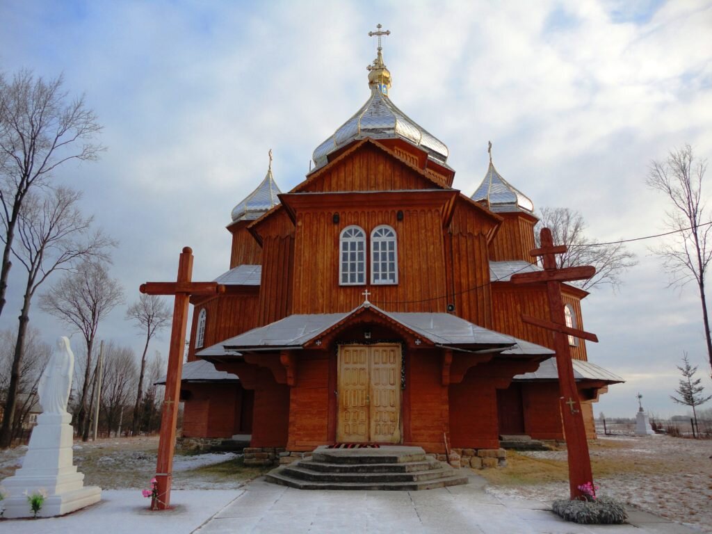 Католический и православный кресты перед храмом Украинской ГКЦ