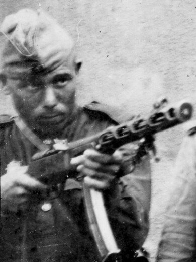 Бывалый фронтовик Ягуда Мирсаяпов прошел всю войну. Германия, 1945 год.