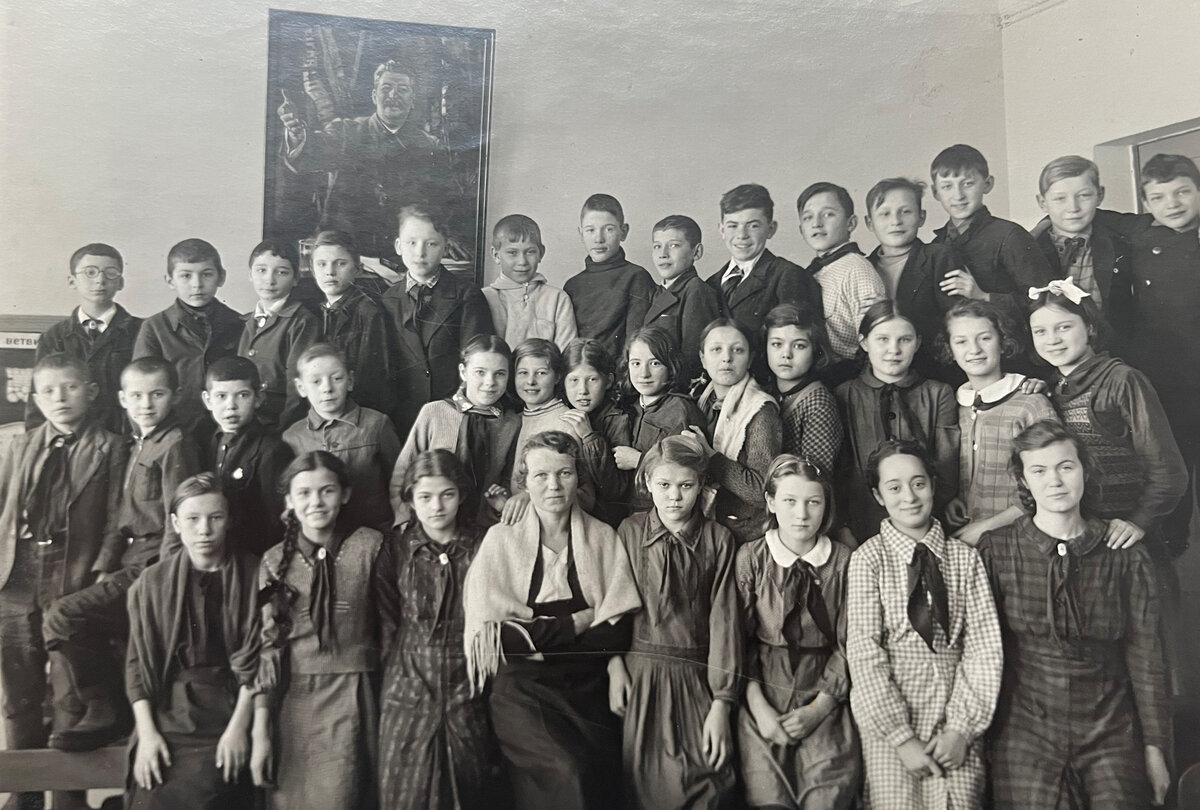 Мамин 5-й класс, школа № 173, 1941 год. Мама в первом ряду вторая слева. Через месяц начнется война.