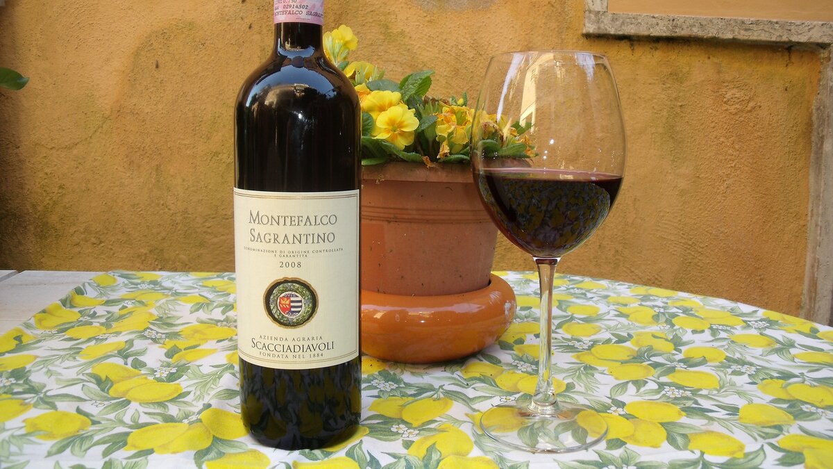 Умбрийское вино - Sagrantino di Montefalco. Источник: https://winetouritalia.com/vino/sagrantino-di-montefalco-2/