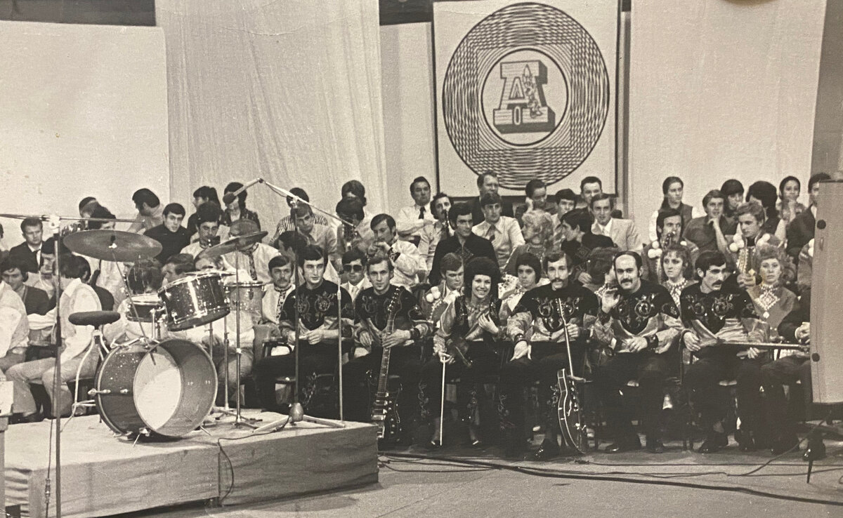 Участники конкурса "Алло, мы ищем таланты" в Москве (1972). На переднем плане в темных костюмах с аппликациями ансамбль "Синтез". Слева направо: Иосиф Мулоджанов - ударные, Эрик Зайнеев - соло-гитара, Наталья Нурмухамедова - со скрипкой, Шамиль Фатхуддинов - ритм-гитара, Арсен Китанов - бас-гитара, Валерий Нисенбойм - вокал. 
