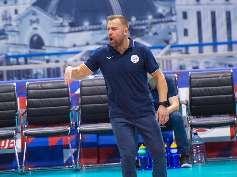 Эмоциональный вулкан - постоянный тренерский атрибут Александра Перепелкина. Фото: волейбольный клуб "Енисей"