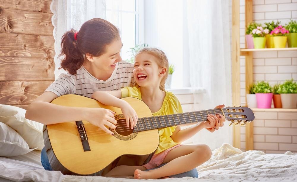 Мир в семье в песне. Гитара для детей. Мама с дочкой с гитарой. Мама с дочкой поют. Мама поет ребенку.