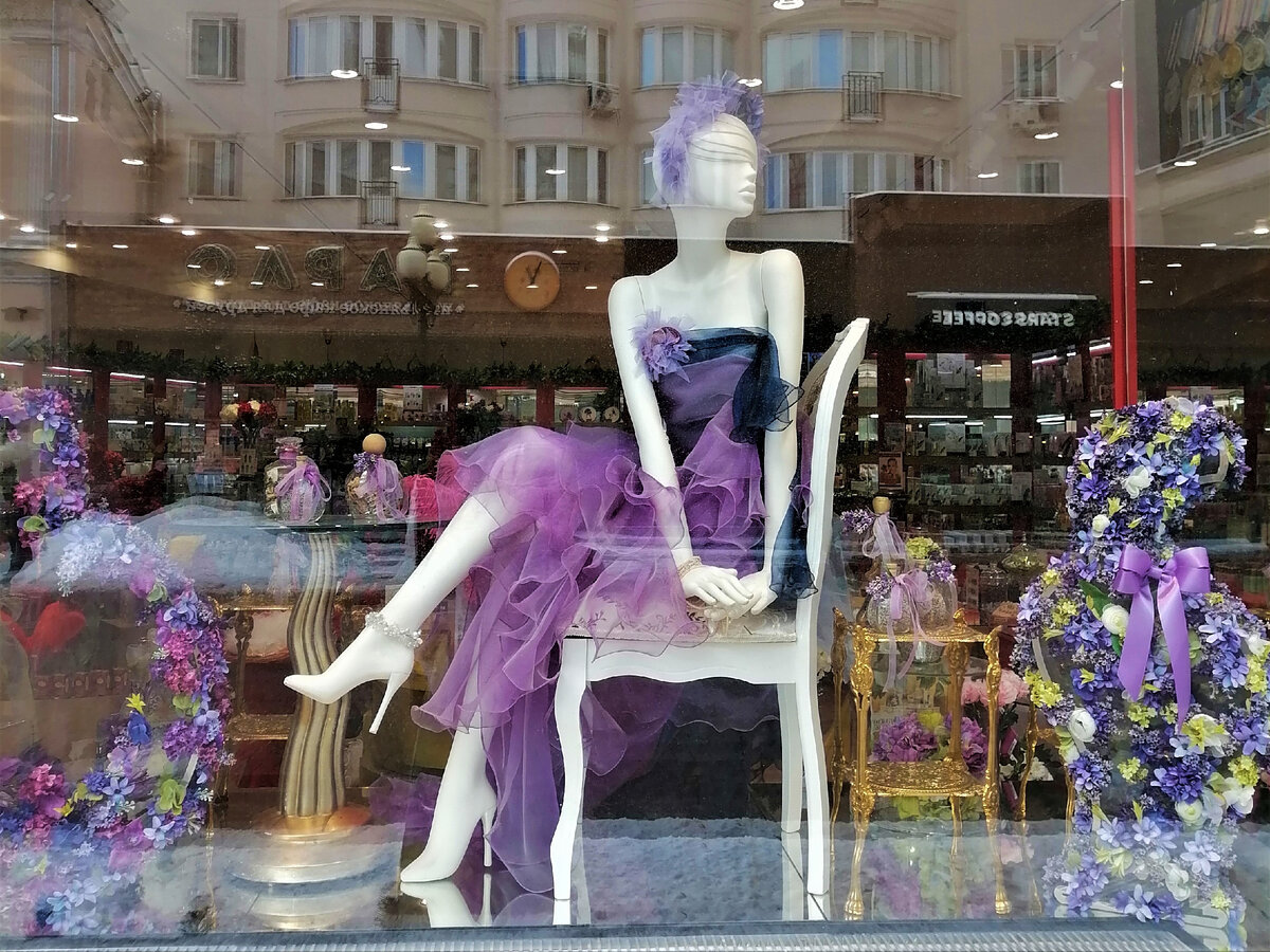 Витрина фирменного магазина Новая Заря, по пути к Галерее янтаря