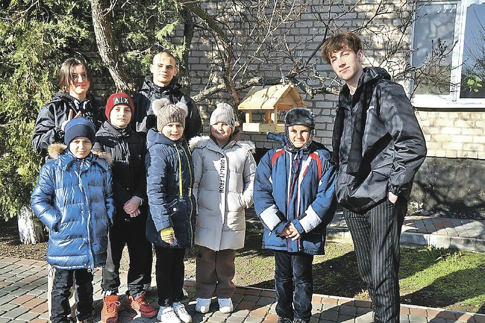     Волонтеры рассказали школьникам о жизни птиц зимой. Фото: Телеграмм-канал «Юг молодой»