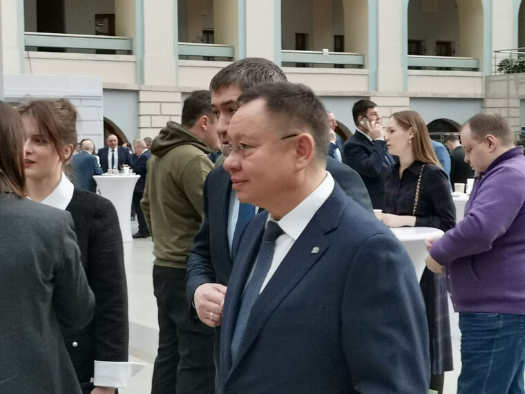    После короткого разговора пермский губернатор и федеральный министр отправились в зал, где состоится послание Владимира Путина Федеральному собранию