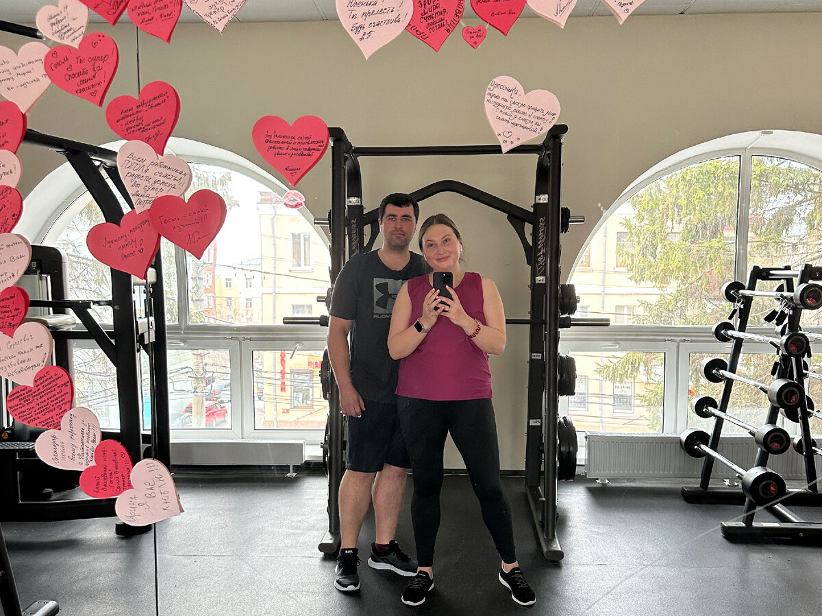 Я все так же продолжаю ходить в зал 3 раза в неделю. Сейчас в основном бегаю и плаваю, на пилатес немного забила)