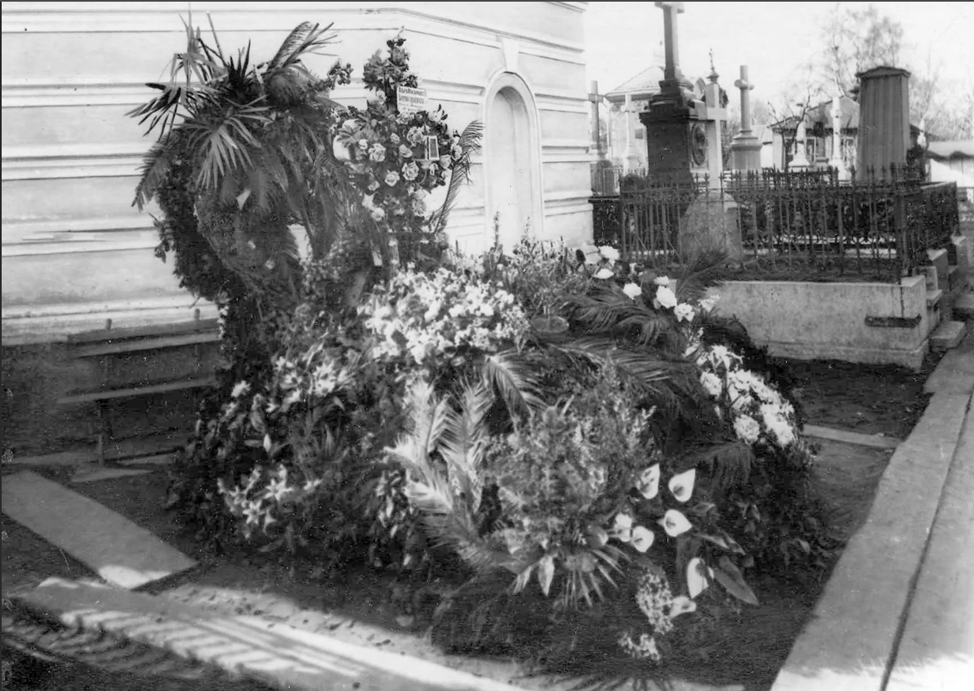 Где похоронен рыжков. Могила Комиссаржевской в Александро-Невской Лавре.
