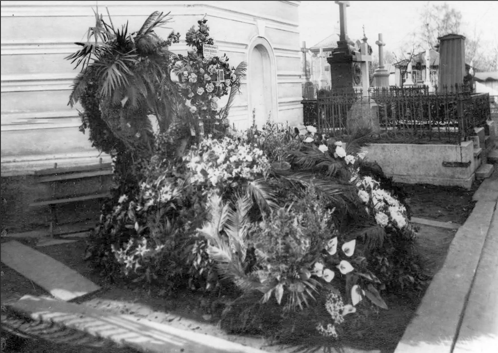 Могила Комиссаржевской в Александро-Невской Лавре.