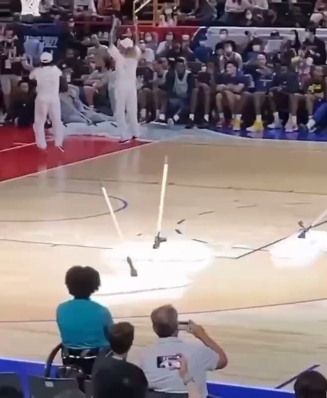 Канал - ФУТУРИЗМ - Роботизированные швабры, представленные на баскетбольном матче, заменят людей-уборщиков.