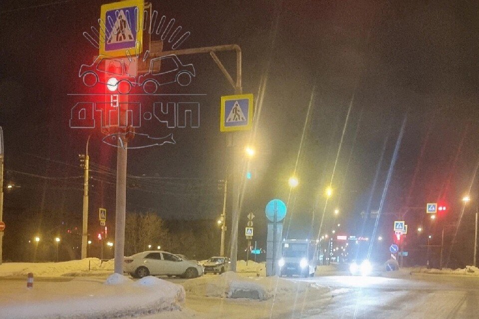     Автоинспекторы выяснили, что «ВАЗ-21099» имеет признаки угона. Фото: vk.com/murmansk_dtp