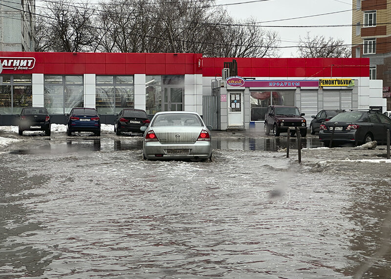    Рекордные осадки: подмосковную Коломну затопило, а Москву накрыл сильный снегопад