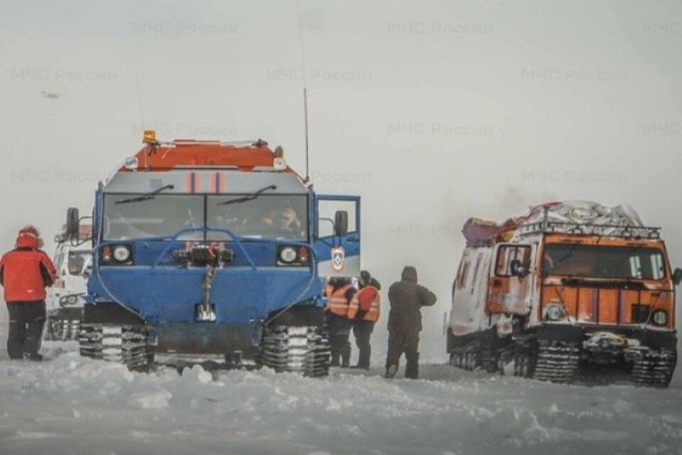     Арктическая экспедиция МЧС России оказала оперативную помощь при ДТП Фото: пресс-служба МЧС России