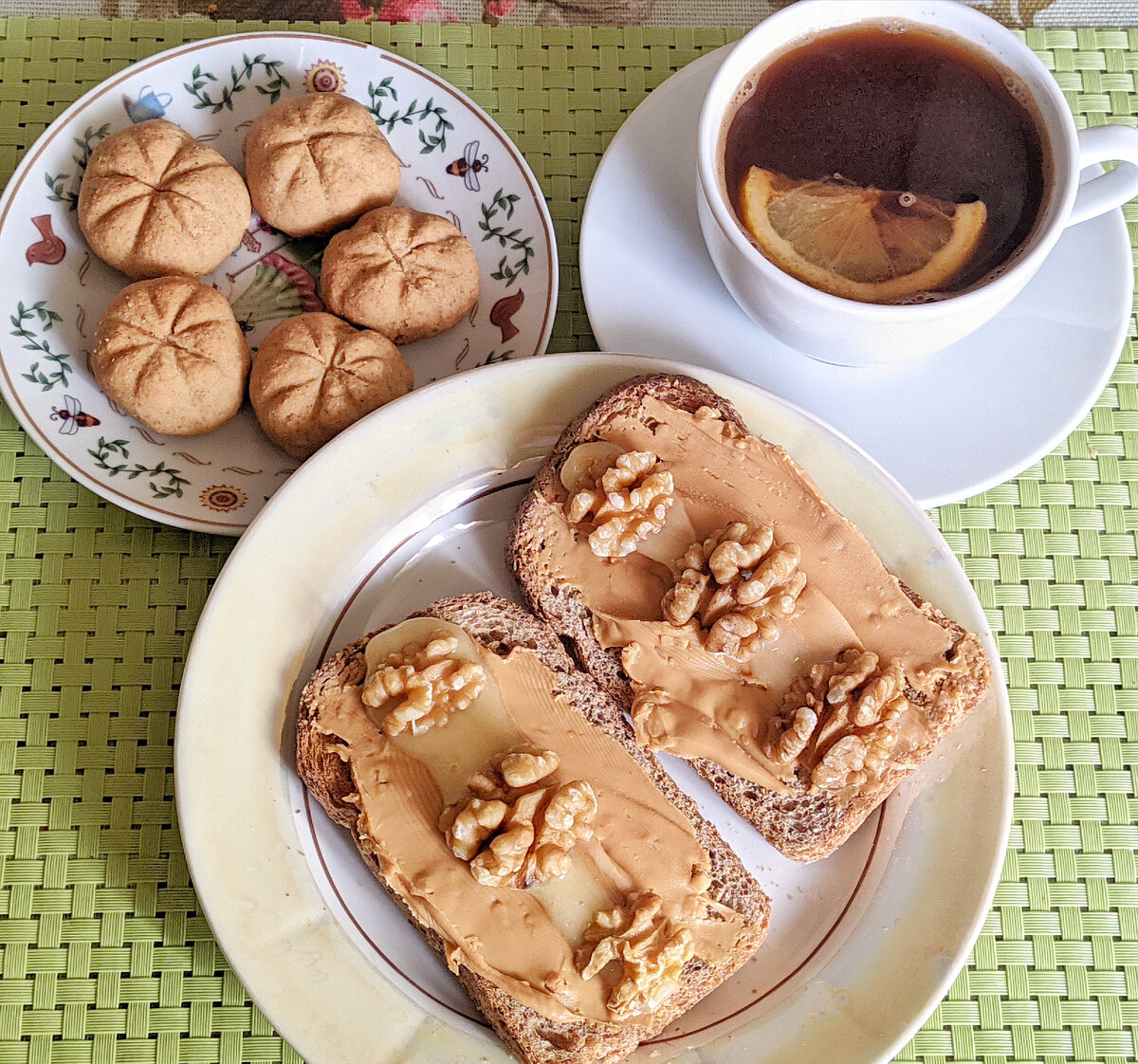 У меня цельнозерновые тосты с арахисовой пастой и грецкими орехами, печенье, кофе