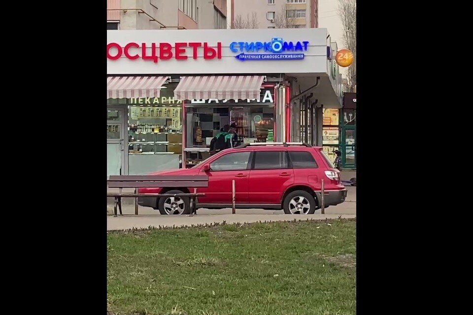     Шаурмист пырнул ножом покупателя в ходе конфликта из-за невкусной еды в Медведково  из соцсетей