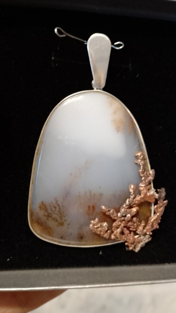 Подвеска из серебра с моховым агатом и веточкой самородной меди "Утренний туман" 4500 рублей