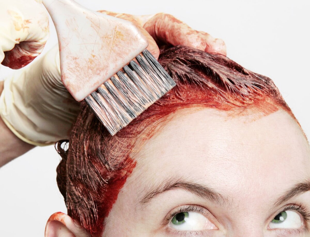 Любые ненатуральные красители впитываются не только в волосы, но и в кожу головы – а через нее могут проникать в кровоток через мелкие сосуды в коже скальпа.