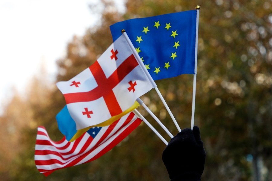 Грузия. Тбилиси. Флаги США, Грузии и ЕС.Давид Мдзинаришвили/ТАСС