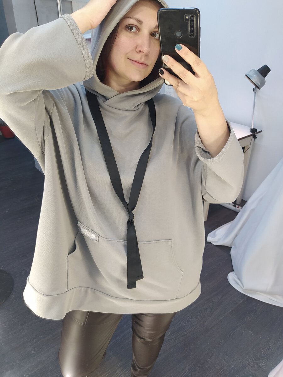 Эту толстовку оверсайз шила себе сама как раз потому, что очень нужно было что-то максимально уютное