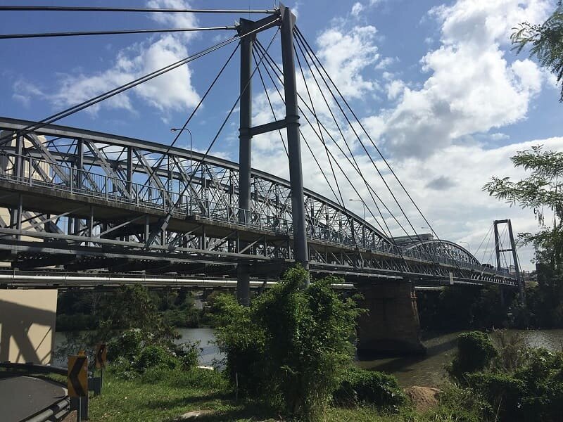 Jack Pesch Bridge/Indooroopilly Bridge — это мост для пешеходов и велосипедистов, пересекающий реку Brisbane River между Indooroopilly Reach и Chelmer в городе Brisbane (Queensland, Australia).