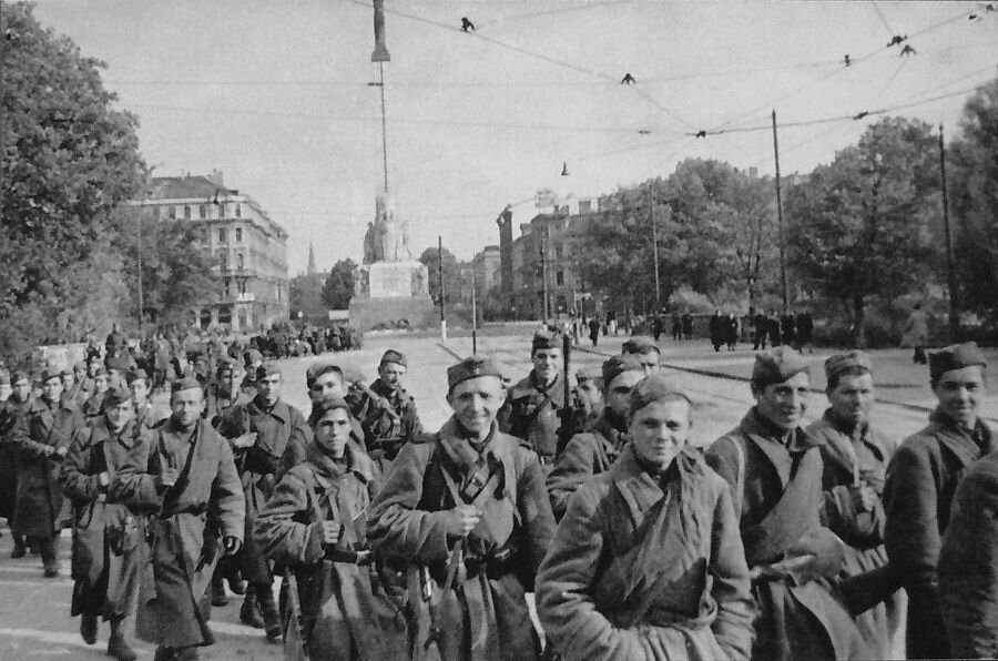 Битва прибалтика. 13 Октября 1944 г освобождение Риги. Советские войска в Риге 1944. Освобождение Прибалтики 1944. 1944 - Освобождение Риги советскими войсками..