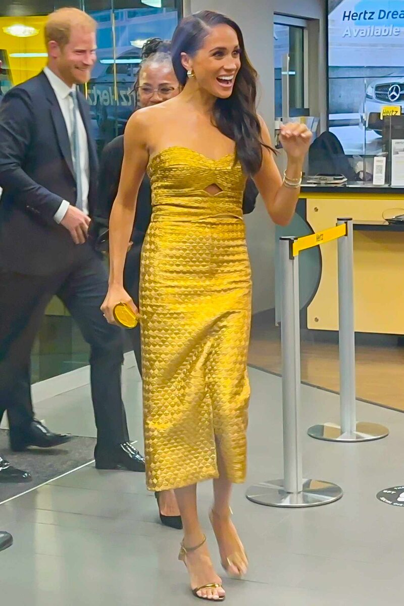 Меган и ее свита - других ассоциаций нет. Источник фото: www.people.com