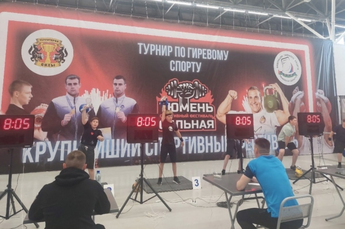    13-летний тюменец установил личный рекорд, подняв гирю 596 раз