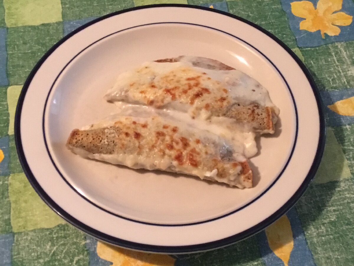 Сегодняшний обед — гречневые блины с грибами и сыром запеченные в бешамели с небольшим добавлением тертого пармезана