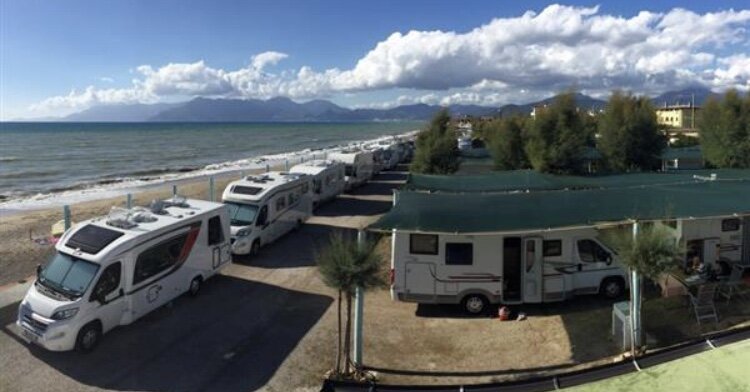 Итальянцы стремятся максимально отдохнуть в летний период и отдыхают в своей Италии в этот сезон. Поэтому используют различные виды отдыха. Отели, кемпинги, палаточные лагеря, катера, лодки - все это способы провести летние деньки в хорошей компании с пользой для здоровья. 