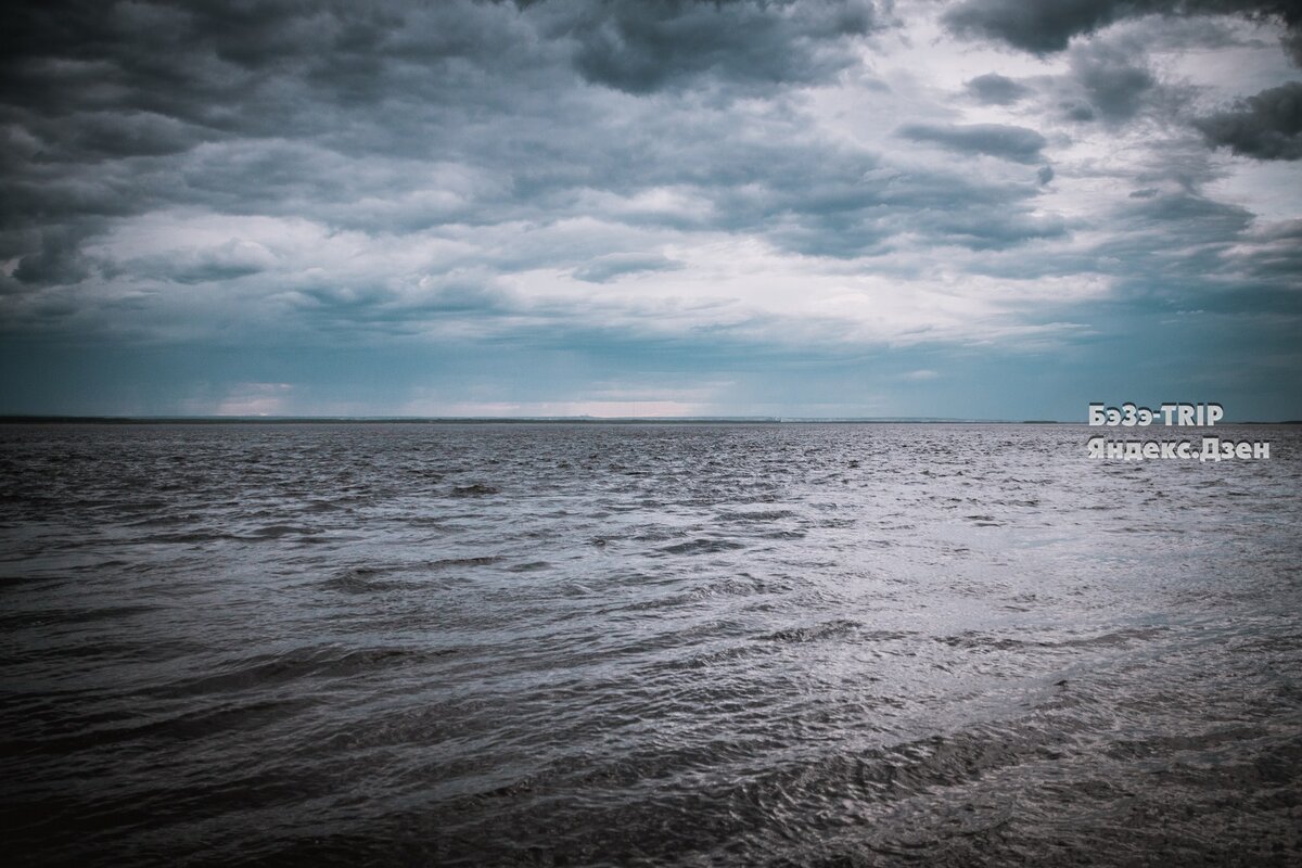 Противоположный берег реки Лена просматривается узкой полосой