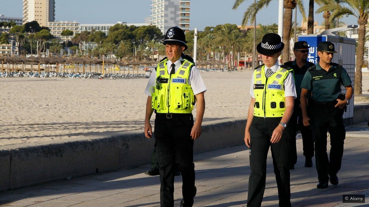 Должностные лица Магалуфа изучали различные способы, в том числе призыв в британскую полицию, чтобы лучше управлять молодыми туристами.