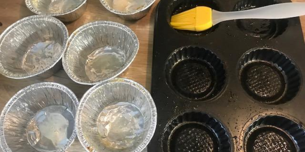 Смазать формочки маслом