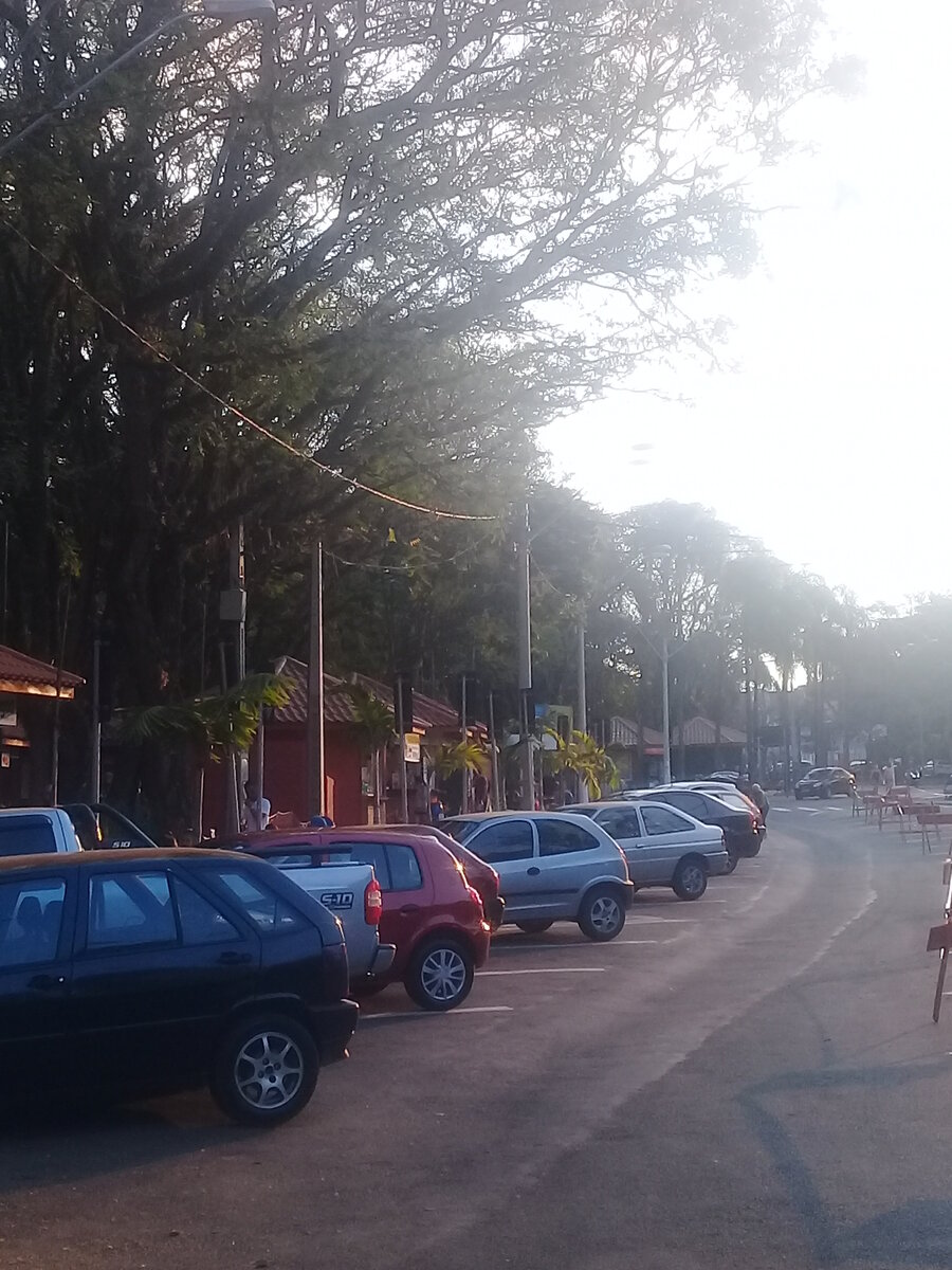 Стоянка возле маленьких бразильских кафе. Фото автора.