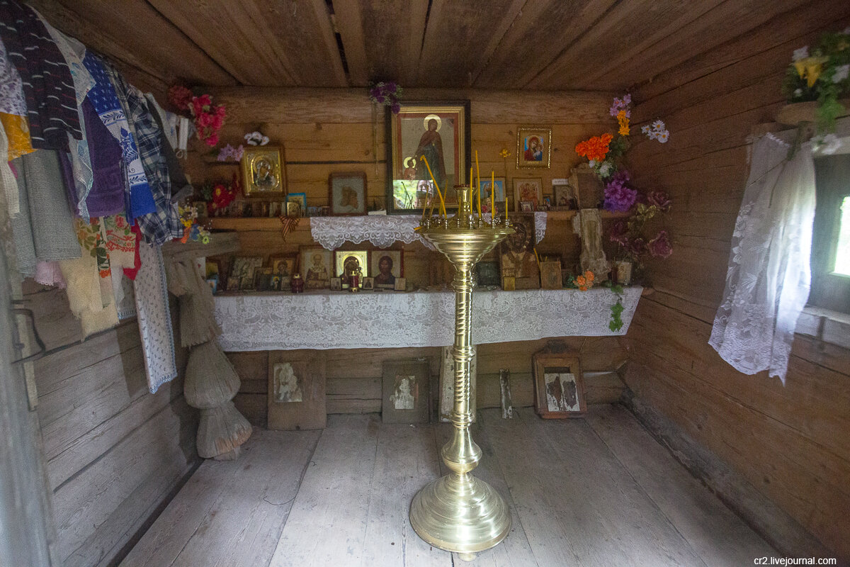 Как выглядит часовня внутри Приехали посмотреть старинную часовню, внутри нашли маски. Древняя традиция на н