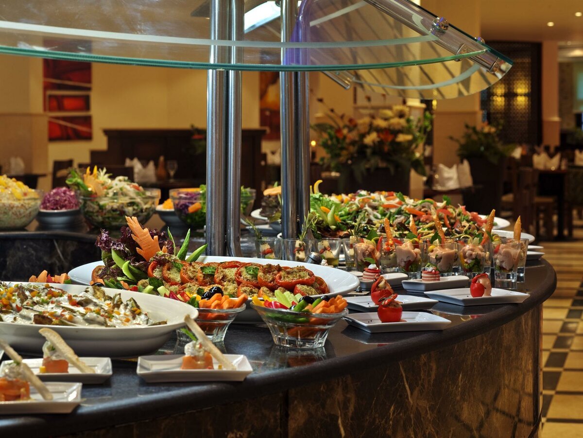 К сожалению, название отеля я не помню, поэтому ловите фото рандомного египетского отеля, точнее его столовой