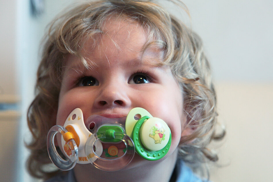 Ребенок с соской. Что делать если не берет соску. Соска для детской бутылочки. Что делать если не берет соску. Ортопедический пустышка для реб.