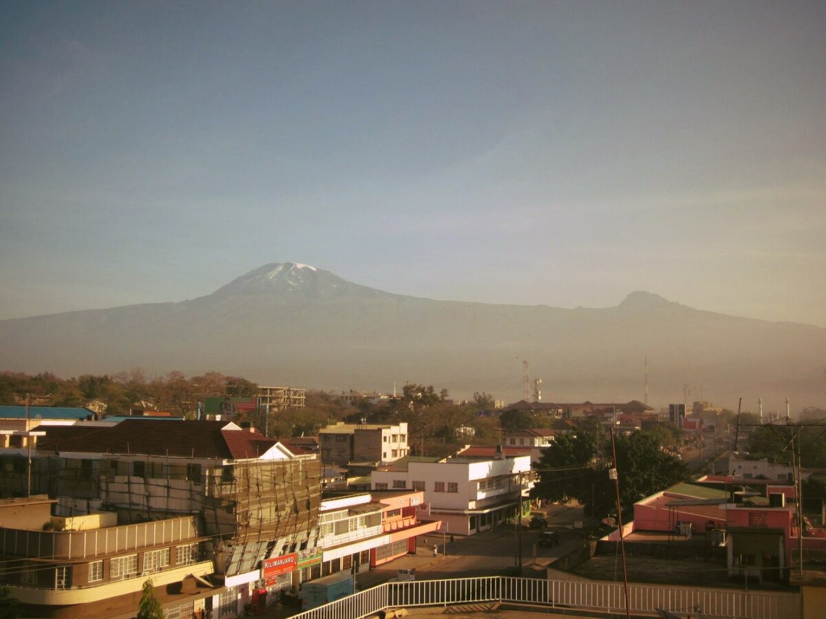 Вид на Килиманджаро из отеля.