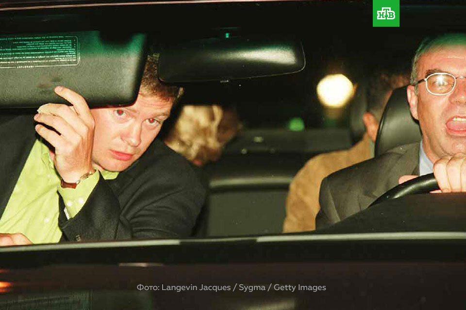 На кадрах с камеры наблюдения виден салон машины до аварии.