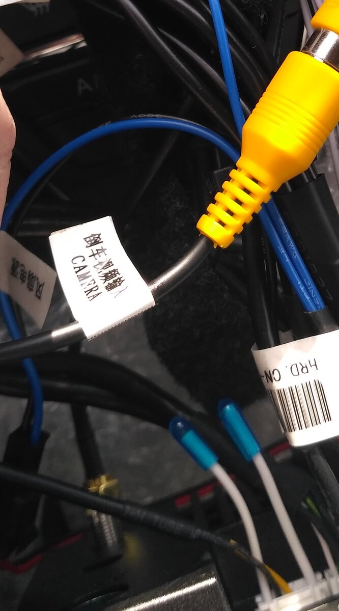 Левый провод (ближе к черному-минусу камеры) это и есть антенна wifi, правый белый это блютуз 