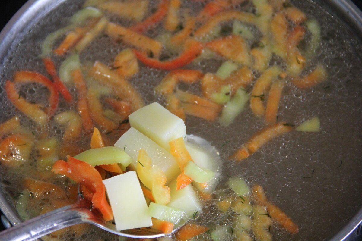 Куриный суп с помидорами и сметаной