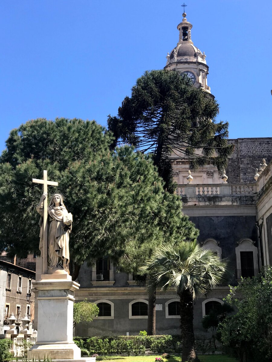 Центральная площадь (листайте галерею)