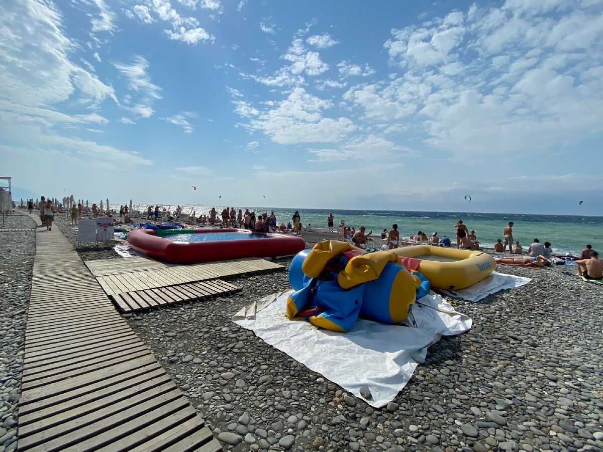 Что сейчас в адлере происходит. Что сейчас в адлере происходит. Переполненные пляжи сочи. Шторм в сочи 2022. Что сейчас в адлере происходит.