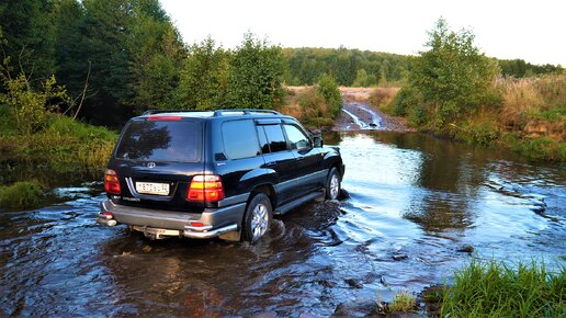 Люди объезжают гигантскую пробку через брод