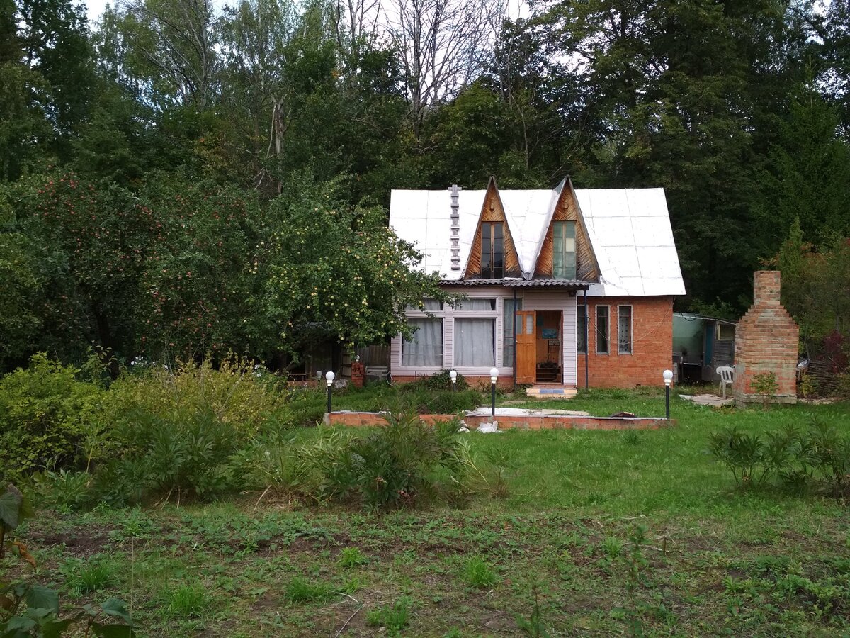 Так выглядел домик и участок при покупке.