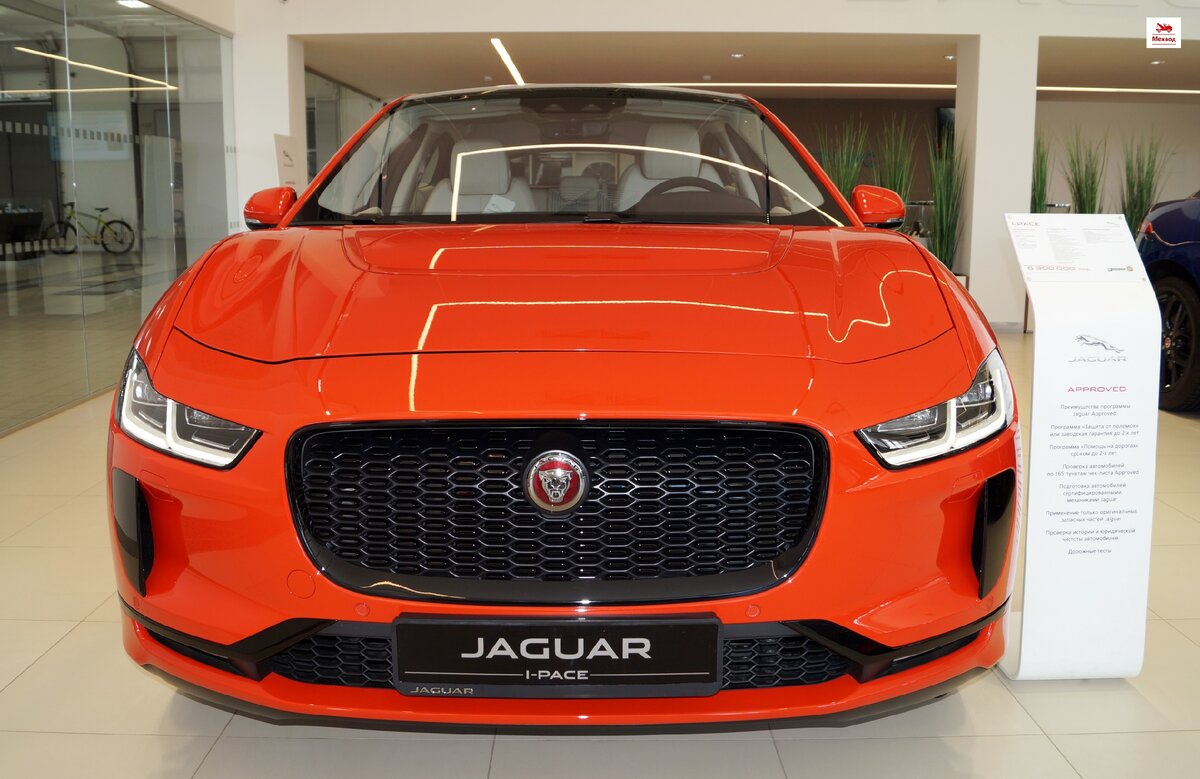 Вид спереди автомобиля Jaguar I-PACE 2020 года выпуска