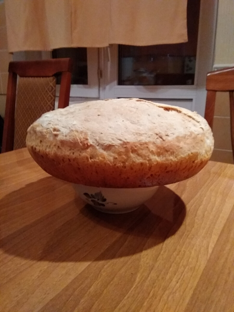 Хлеб на обычной белой пшеничной муке - на ней поднимается лучше всего, но вкуснее из цельнозерновой.